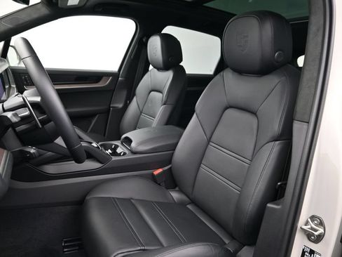 Used 2026 Porsche Cayenne GTS AWD/4WD image 5