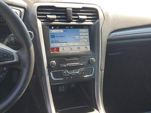 Used 2019 Ford Fusion SE FWD image 13