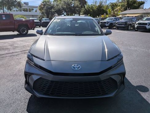 Used 2025 Toyota Camry SE AWD/4WD image 3
