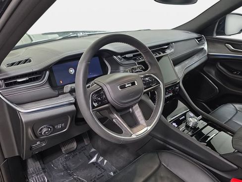 Used 2025 Jeep Grand Cherokee Overland AWD/4WD image 16