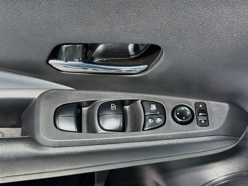 Used 2023 Nissan Kicks SR w/ SR Premium Package FWD image 15
