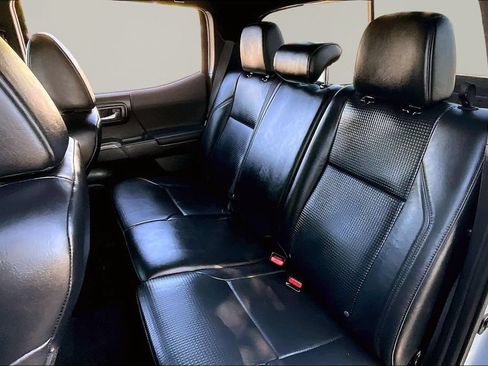 Used 2020 Toyota Tacoma TRD Sport w/ TRD Premium Sport Package AWD/4WD image 19
