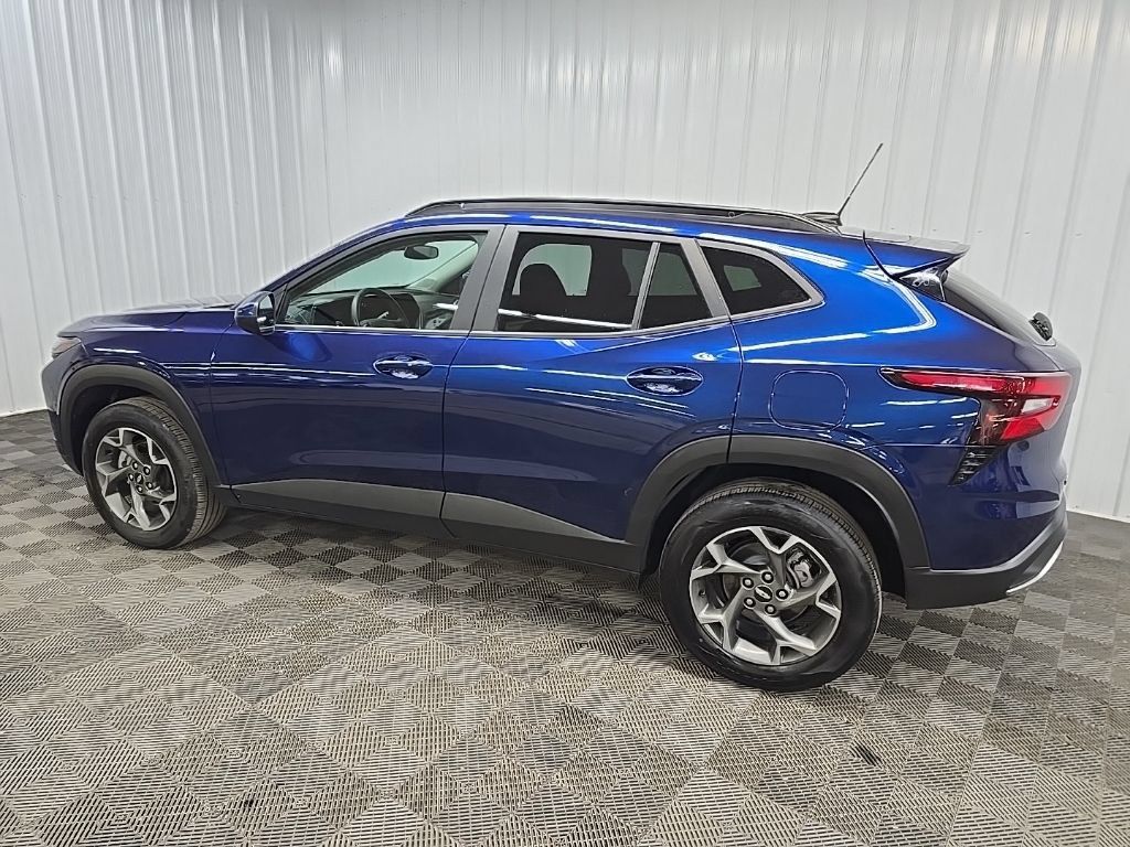 Used 2024 Chevrolet Trax LT w/ LT Convenience Package FWD image 4