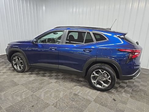 Used 2024 Chevrolet Trax LT w/ LT Convenience Package FWD image 4