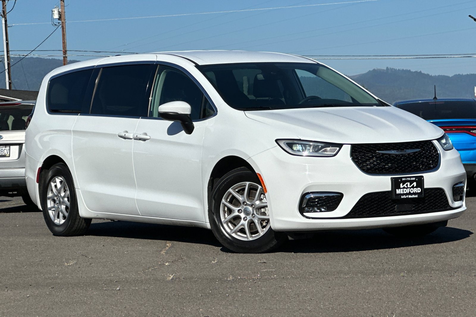 Used 2023 Chrysler Pacifica Touring-L FWD image 2