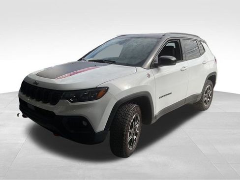 Used 2018 Jeep Grand Cherokee Altitude image 3