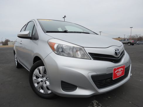 Used 2014 Toyota Yaris L image 2