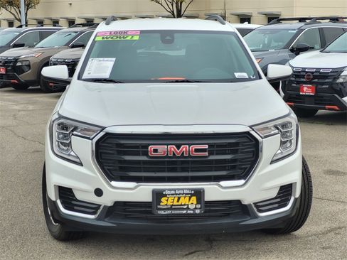 Used 2023 GMC Terrain SLE w/ Driver Convenience Package image 3