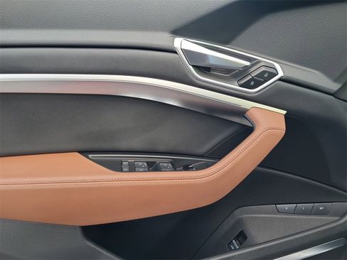 Used 2022 Audi e-tron Premium Plus w/ Premium Plus Package image 11