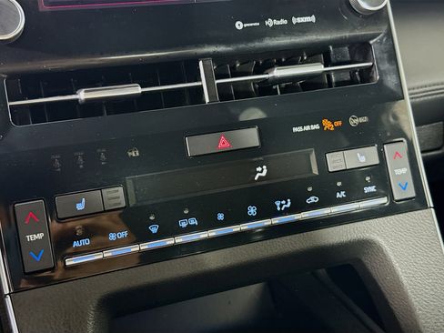 Used 2022 Toyota Avalon XLE image 17