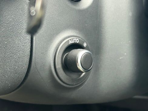 Used 2025 Land Rover Discovery S image 32