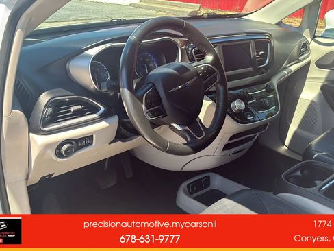Used 2020 Chrysler Pacifica Touring-L FWD image 9