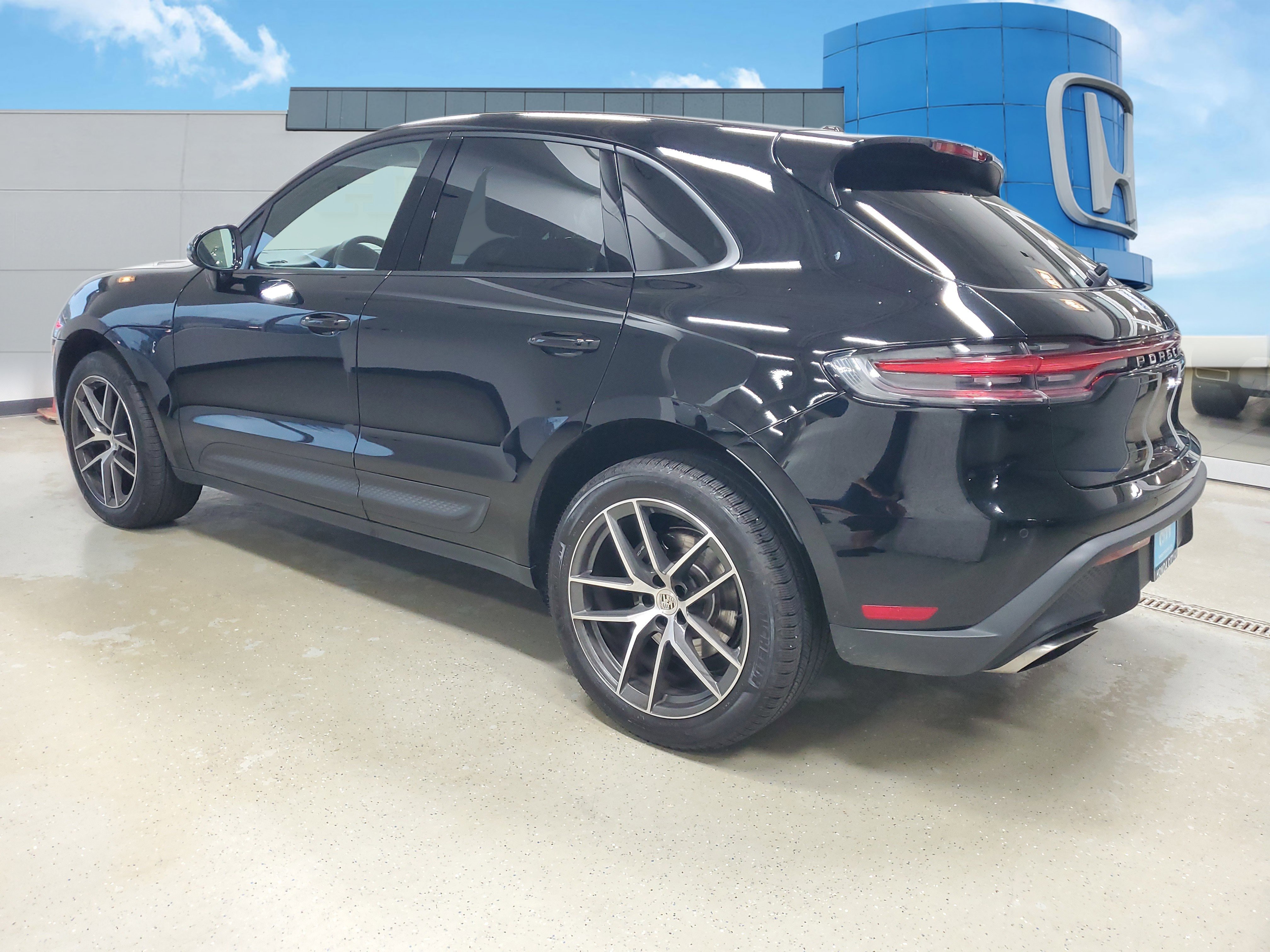 Used 2025 Porsche Macan AWD/4WD image 4
