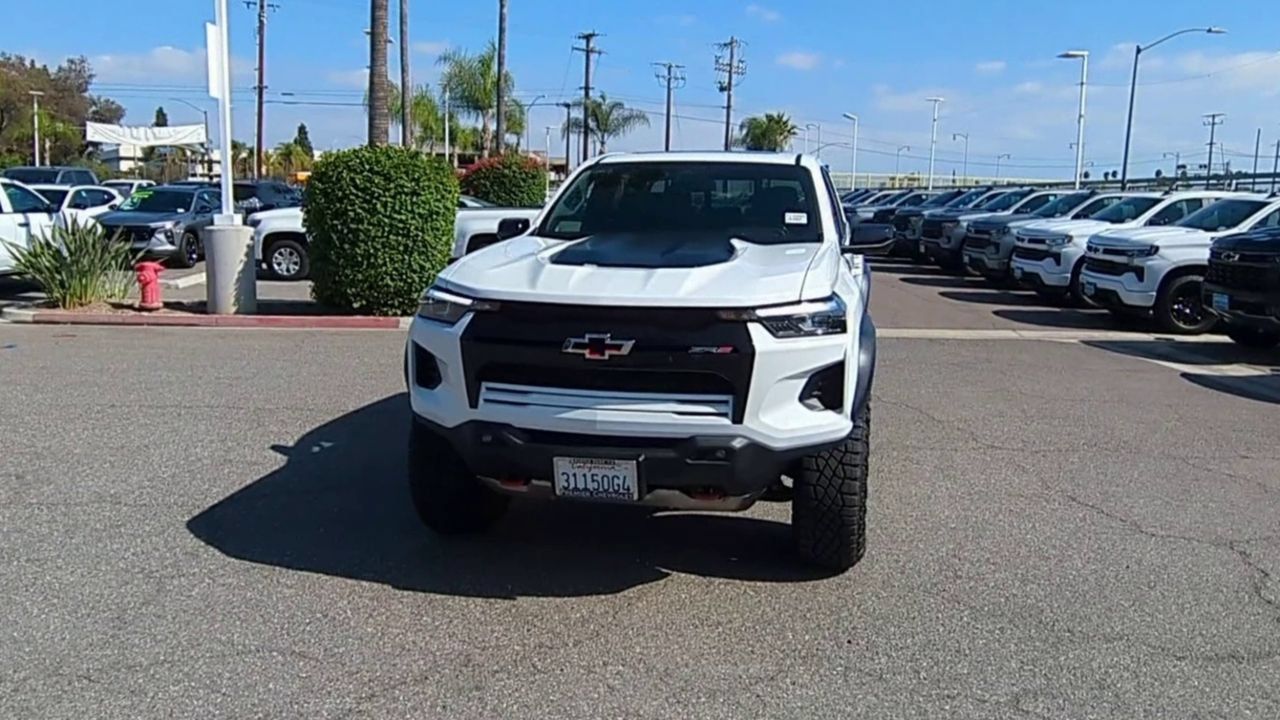 Used 2025 Chevrolet Colorado ZR2 w/ Technology Package AWD/4WD image 3