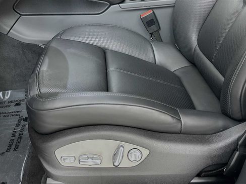 Certified 2025 Porsche Macan AWD/4WD image 12