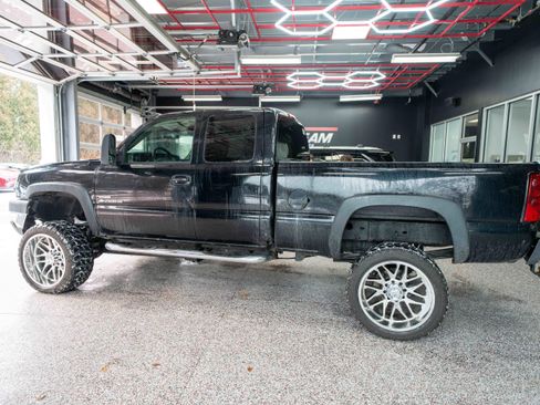 Used 2004 Chevrolet Silverado 2500 LT w/ Heavy-Duty Power Package image 2
