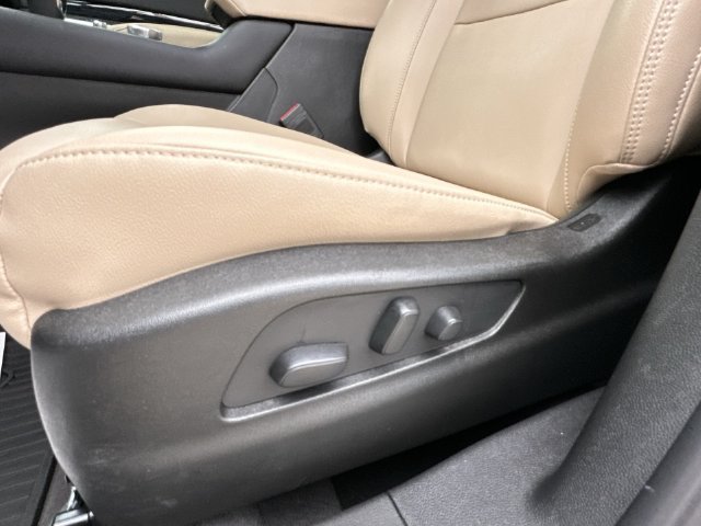 Used 2024 Cadillac XT4 Luxury w/ Cold Weather Package FWD image 20