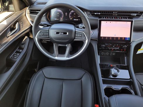 New 2025 Jeep Grand Cherokee Limited w/ Luxury Tech Group II image 13