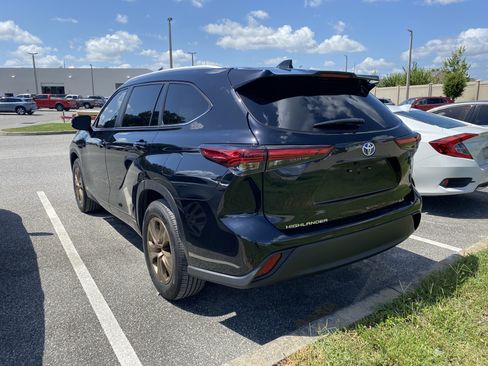 Used 2023 Toyota Highlander Bronze Edition FWD image 10