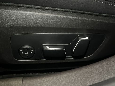 New 2025 BMW 330i xDrive Sedan w/ Convenience Package image 12