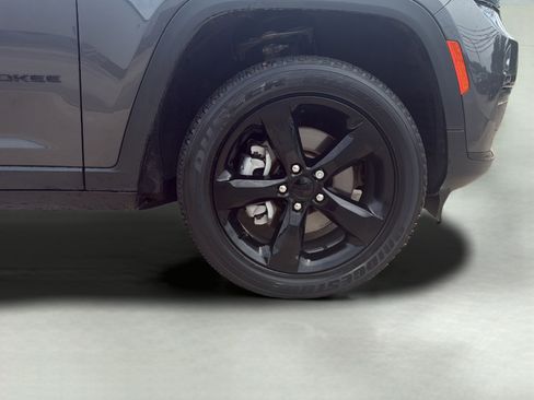 Used 2024 Jeep Grand Cherokee L Altitude AWD/4WD image 9