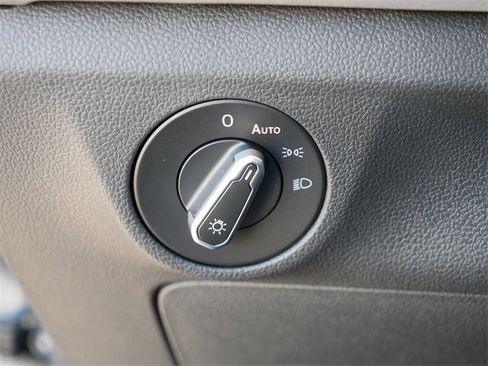 Certified 2025 Volkswagen Jetta SE image 24