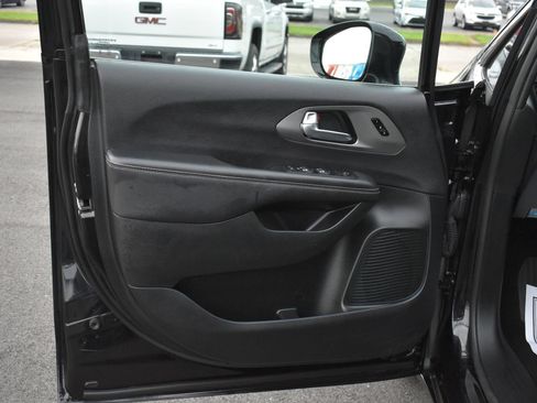 Used 2025 Chrysler Pacifica Select FWD image 12