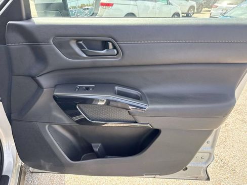 Used 2025 Nissan Pathfinder SV FWD image 14