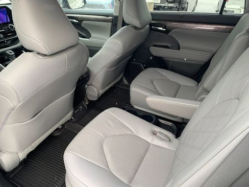 Used 2023 Toyota Highlander Platinum image 15