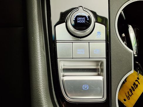 Certified 2025 Genesis G70 2.5T image 22