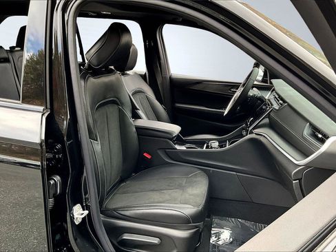 New 2025 Jeep Grand Cherokee Altitude image 8