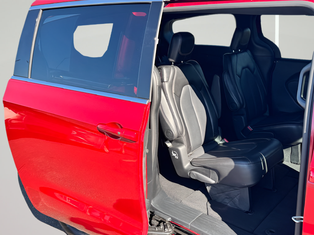 Used 2025 Chrysler Pacifica Select FWD image 26