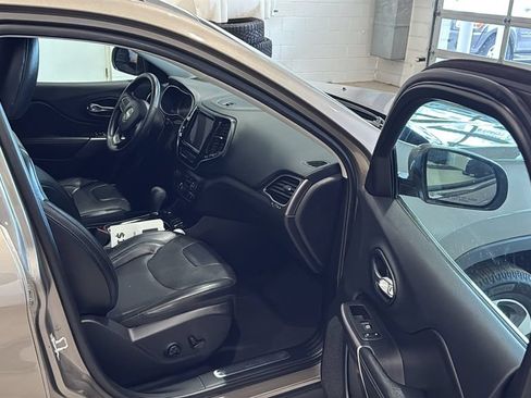 Used 2019 Jeep Cherokee Limited AWD/4WD image 12