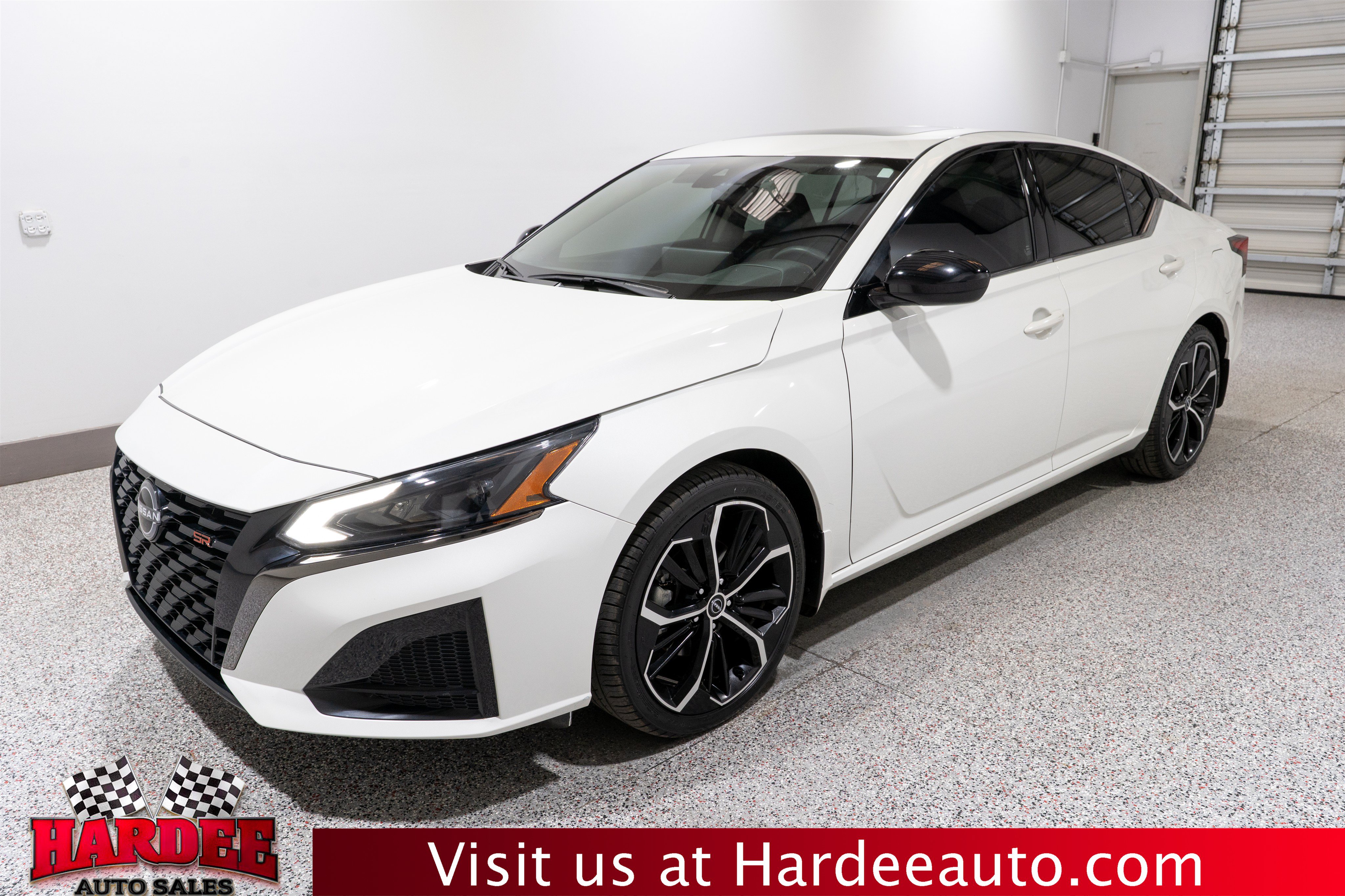 Used 2023 Nissan Altima 2.5 SR w/ SR Premium Package FWD image 2