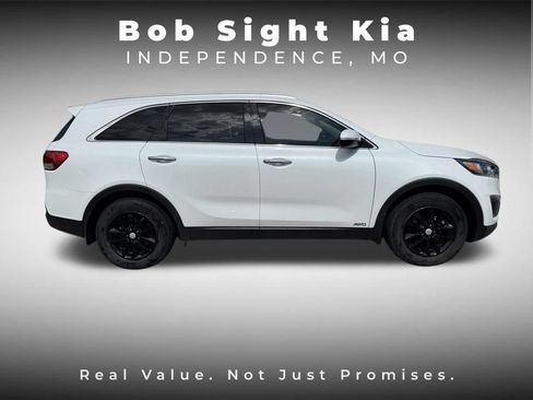 Used 2017 Kia Sorento AWD w/ LX Convenience Package image 12