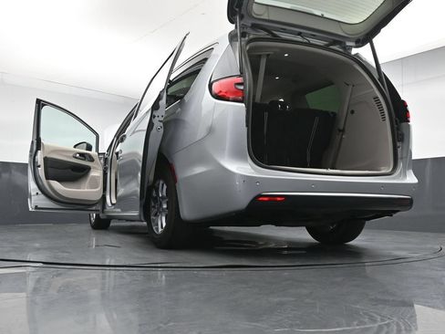 Used 2023 Chrysler Pacifica Touring-L FWD image 43