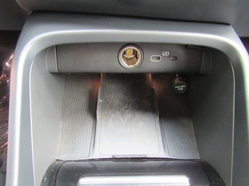 Used 2022 Volvo XC40 P8 Recharge Plus image 44