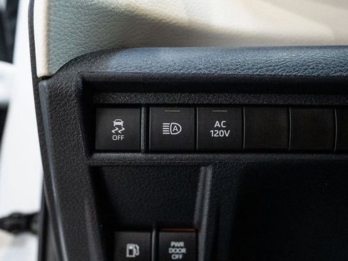 Used 2022 Toyota Sienna Limited image 20