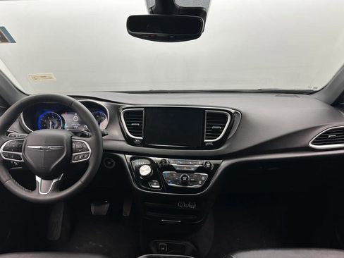 Used 2025 Chrysler Pacifica Limited image 7