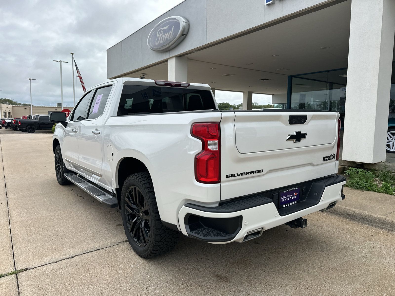 Used 2022 Chevrolet Silverado 1500 High Country w/ High Country Premium Package AWD/4WD image 12