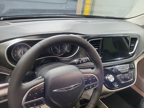 Used 2024 Chrysler Pacifica Touring-L w/ Uconnect Theater Family Group AWD/4WD image 8