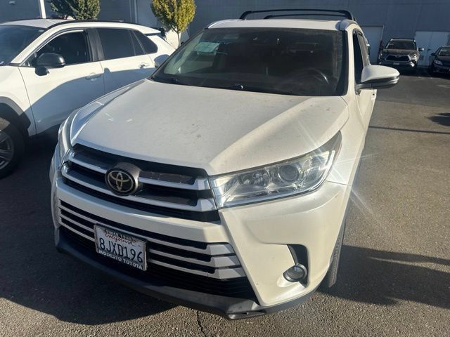 Used 2019 Toyota Highlander XLE w/ Carpet Mat Package (TMS) FWD image 2