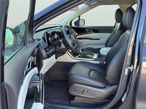 Used 2024 Kia Carnival EX image 13