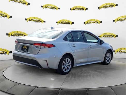 Used 2022 Toyota Corolla LE image 3