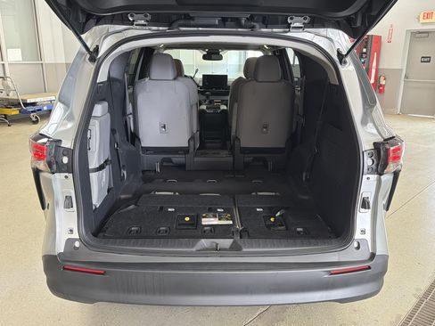 Used 2025 Toyota Sienna LE AWD/4WD image 30