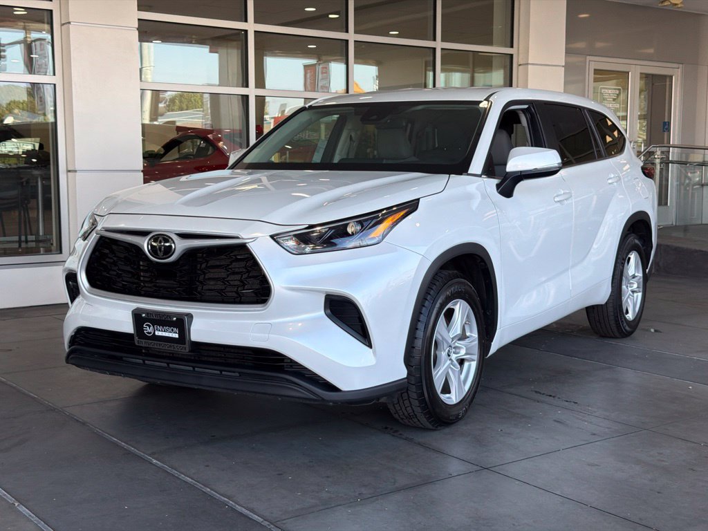 Used 2023 Toyota Highlander L FWD image 2
