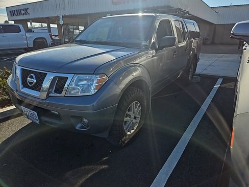 Used 2019 Nissan Frontier SV image 2