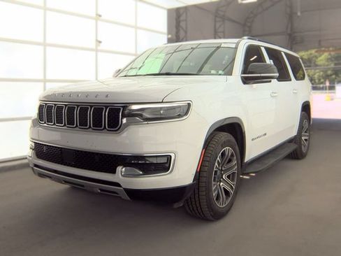 Used 2024 Jeep Wagoneer L Series II w/ Flexible Seating Group AWD/4WD image 3