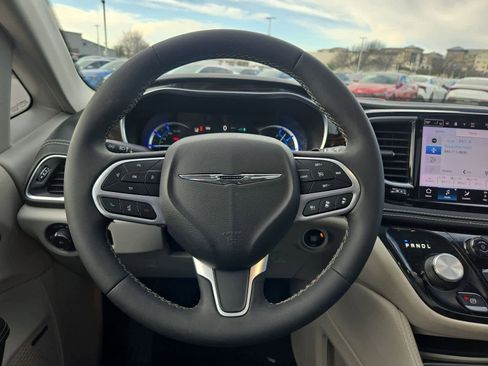 Used 2022 Chrysler Pacifica Limited image 23