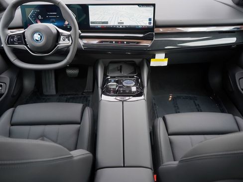 Used 2025 BMW i5 xDrive40 w/ Premium Package image 13